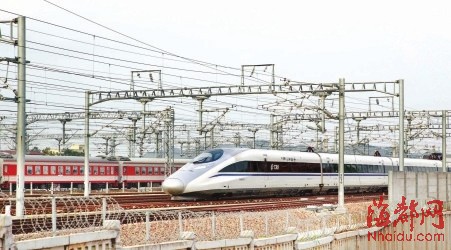 CRH380A动车与老式火车并行进出站，历史与现代在此交融