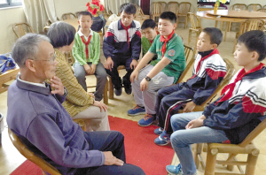 宁波一小学生3年来陪护村里60多位老人