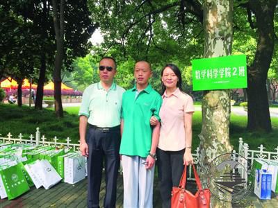 14岁大学生肖宇鹤中及其父母