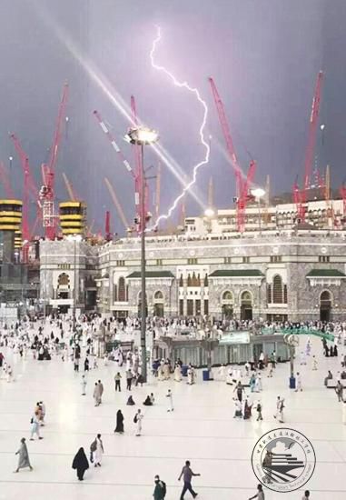 9月11日，位于沙特阿拉伯麦加的伊斯兰教圣地麦加大清真寺发生一起塔吊倒塌事故。据称，恶劣天气是事故要因。(视频截图)