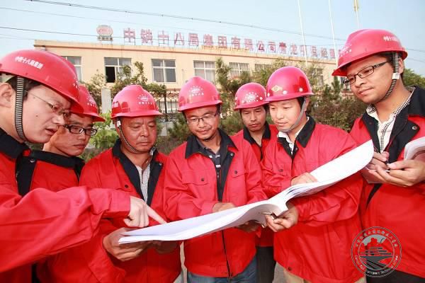 3、中国铁建十八局集团龙青高速项目经理王学超（左四）、书记王有才（左三）、总工赵博（右二）、安全总监郭新庆（左一）等在现场办公（张剑波 摄）.JPG