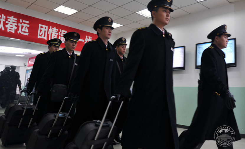 高铁乘务员要男的吗？