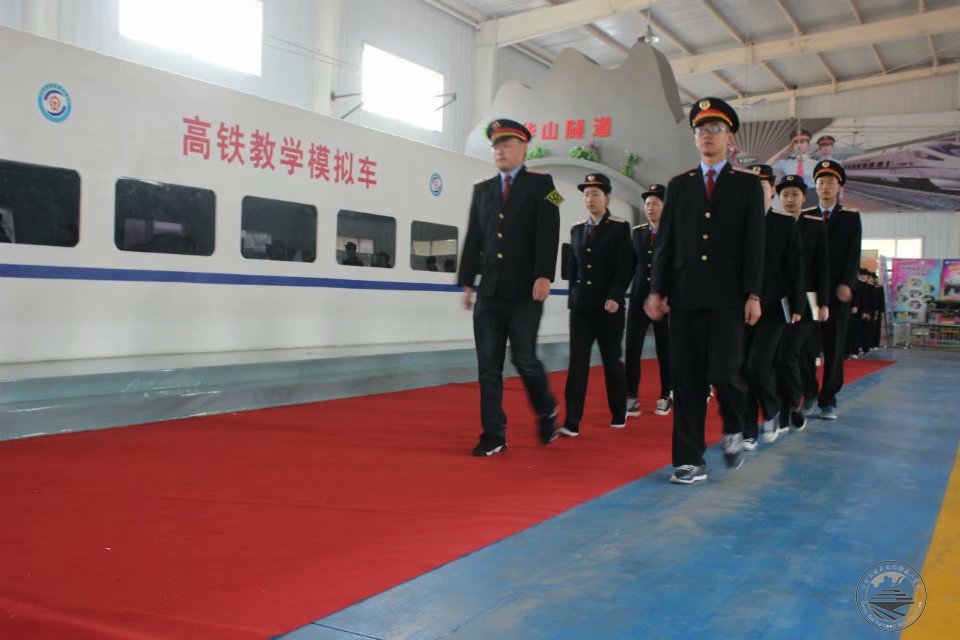 从事于动车乘务员岗位应该读哪个专业？
